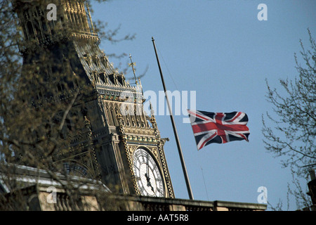Drapeau de l'Union européenne en berne au Palais de Westminster avec Big Ben en arrière-plan 7 Avril 2002 Londres Banque D'Images