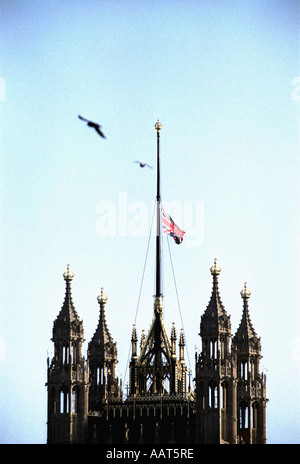 Drapeau de l'Union européenne en berne, survolant les palais de Westminster à Londres le 7 avril 2002 Banque D'Images