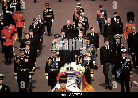 La Famille royale marches derrière le cercueil de la Reine Mère le 5 avril 2002 Banque D'Images