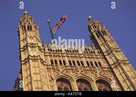 Les palais de Westminster avec l'Union Jack, drapeau en berne pendant la période de deuil pour la reine mère avril 2002 Banque D'Images