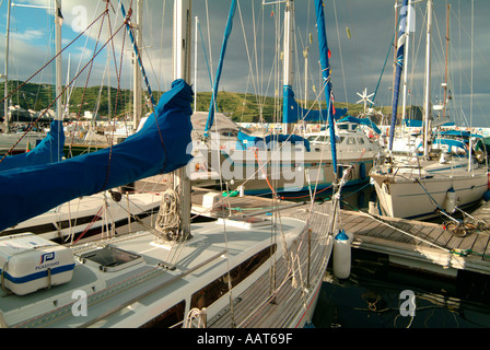 Voiliers dans un port de plaisance de Horta, Faial, Açores, beaucoup habillés avec des drapeaux du signal sur l'honneur de la prochaine édition du festival. Banque D'Images