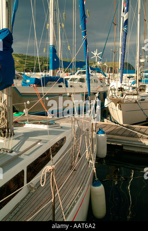 Voiliers dans un port de plaisance de Horta, Faial, Açores, beaucoup habillés avec des drapeaux du signal sur l'honneur de la prochaine édition du festival. Banque D'Images