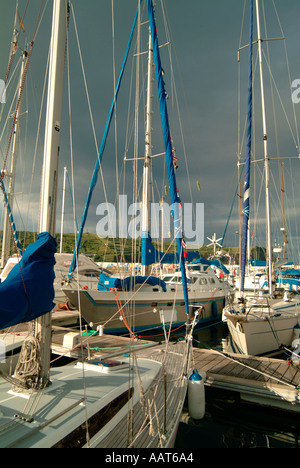 Voiliers dans un port de plaisance de Horta, Faial, Açores, beaucoup habillés avec des drapeaux du signal sur l'honneur de la prochaine édition du festival. Banque D'Images