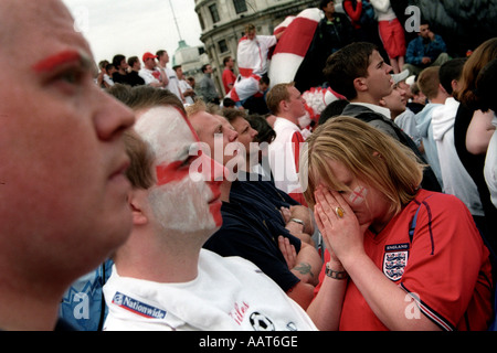 Les fans de football anglais à Trafalgar Square, Londres, regardant le quart de finale de la Coupe du Monde en 2002 Banque D'Images