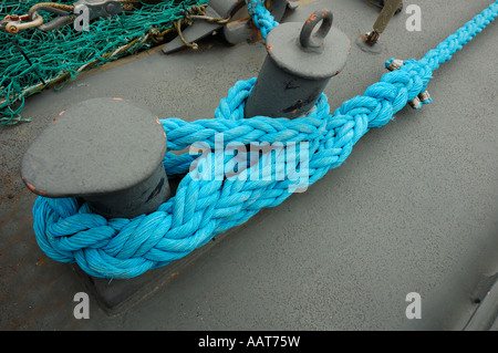 Détail d'une ligne d'amarrage du navire attaché à un point fixe Banque D'Images