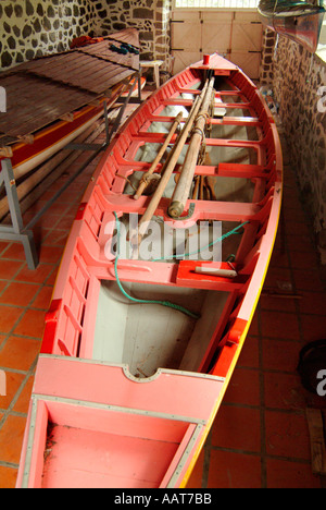 Baleine vieux bateaux dans un petit musée à Lajes Flores, Açores Banque D'Images