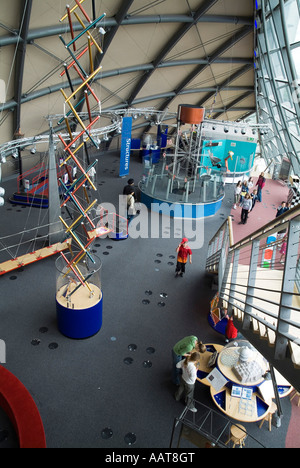 dh Technology Museum CENTRE des SCIENCES d'exposition GLASGOW School enfants à la recherche autour de l'exposition d'ingénierie mécanique dans la salle d'exposition des enfants Banque D'Images