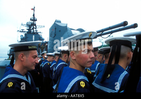 Cadets de l'académie navale russe sur un navire sur la mer Baltique. Banque D'Images