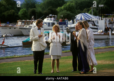 Riche groupe de classe moyenne riche gens des années 1990 Royaume-Uni. Henley Music Festival, Henley on Thames Oxfordshire Angleterre 1995 HOMER SYKES Banque D'Images
