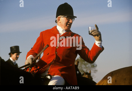 Maître de la chasse au Belvoir Leicestershire en Angleterre. Coupe de l'étrier à la satisfaire. HOMER SYKES Banque D'Images