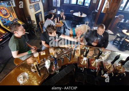 Les buveurs et les sections locales à la traction et de la pompe en public house Brighton profiter du dernier jour de l'usage du tabac dans les pubs en Angleterre Banque D'Images