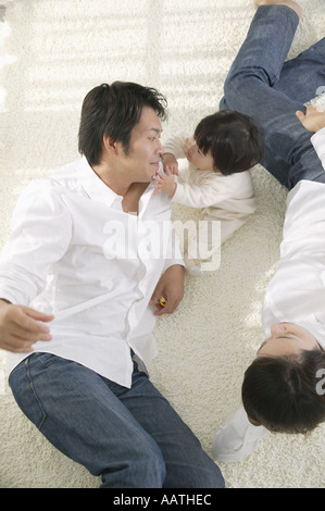 Parents et bébé fille relaxing in living room Banque D'Images