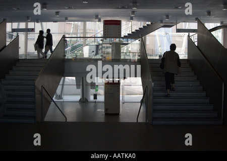 Vu les passagers dans les escaliers à la station de métro de Lisbonne Portugal Banque D'Images