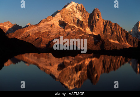 Aiguille Verte et les Drus reflété dans le Lac Blanc, Chamonix, France Banque D'Images