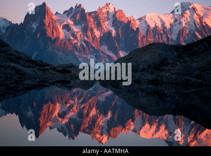 Les Aiguilles de Chamonix compte dans le Lac Blanc au coucher du soleil, Chamonix, France Banque D'Images