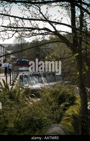 Weir sur la rivière Colne dans le centre de Marsden Banque D'Images