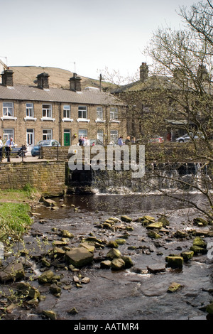 Weir sur la rivière Colne dans le centre de Marsden Banque D'Images