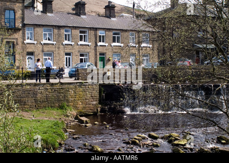 Weir sur la rivière Colne dans le centre de Marsden Banque D'Images