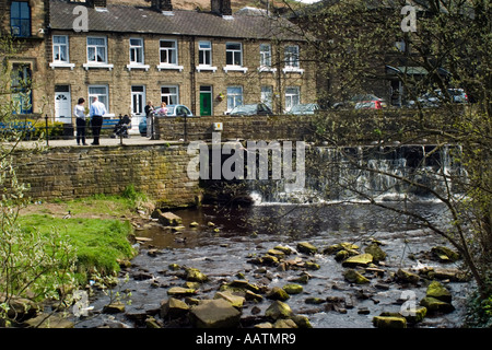 Weir sur la rivière Colne dans le centre de Marsden Banque D'Images