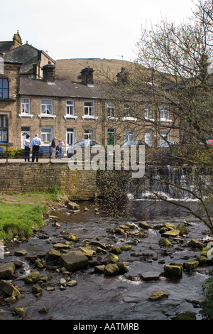 Weir sur la rivière Colne dans le centre de Marsden Banque D'Images