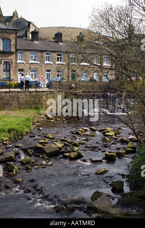 Weir sur la rivière Colne dans le centre de Marsden Banque D'Images