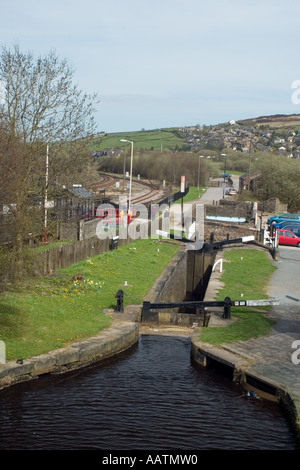 Serrure sur Huddersfield canal étroit à côté de gare à Marsden Banque D'Images