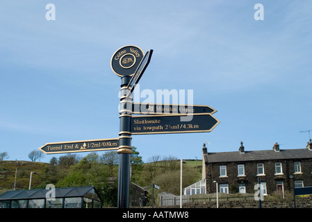 Panneaux de direction aux sites touristiques et sites canal Marsden Banque D'Images