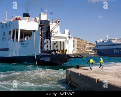 Ferry arrivant à port de Parikia à Paros, Cyclades Grèce. Banque D'Images