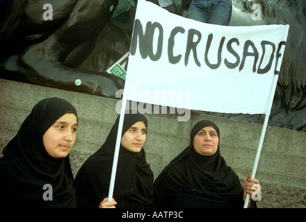 Les femmes musulmanes démontrant à Trafalgar Square contre la guerre contre l'Irak en 2003 Banque D'Images