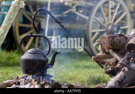 Feu de camp de caravane Gypsy avec bouilloire.Stow-on-the-Wold, Cotswolds, Gloucestershire, Angleterre Banque D'Images