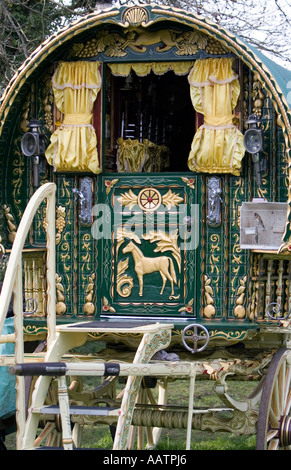 Vue avant d'une caravane tzigane.Stow-on-the-Wold, Cotswolds, Gloucestershire, Angleterre Banque D'Images