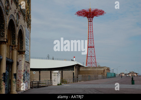 Saut en parachute sur Coney Island Banque D'Images