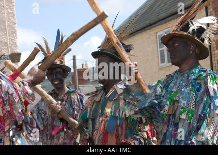 Danseurs Morris Bedlam effectuer sur les vacances de lundi à l'homme vert festival en Oisans, Afrique du Shropshire. Banque D'Images