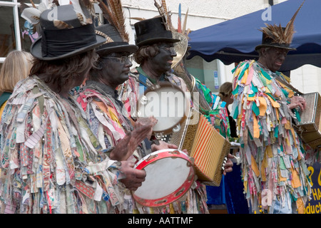 Danseurs Morris Bedlam effectuer sur les vacances de lundi à l'homme vert festival en Oisans, Afrique du Shropshire. Banque D'Images