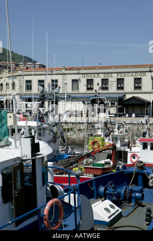 Les chalutiers de pêche entassés dans le port de Santurtzi, Pays Basque, Espagne, Europe du nord. Banque D'Images