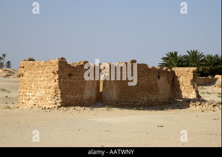 Ruiné bâtiment abandonné sur le bord du désert du sahara à Douz, Tunisie Banque D'Images