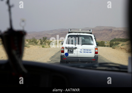 Dans un convoi de véhicules touristiques hors route sur l'autoroute en direction de montagne tunisie Banque D'Images