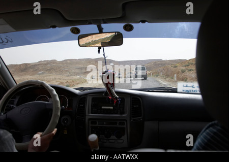 Depuis le siège arrière d'un véhicule hors route en convoi sur la route de montagne dans les montagnes de tunisie Banque D'Images