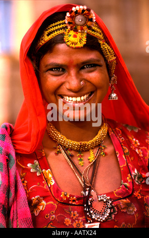 Belle jeune femme avec ornement de bijou en or et sari saree bijou Inde Indian Jaisalmer, Rajasthan Banque D'Images