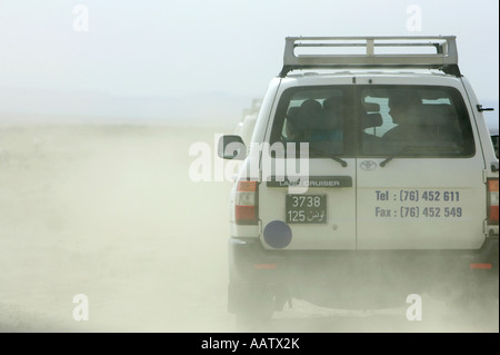 Suivant derrière groupe d'off road de la conduite dans le désert en Tunisie Banque D'Images