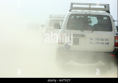 off road convoy driving through the north african desert in tunisia Banque D'Images