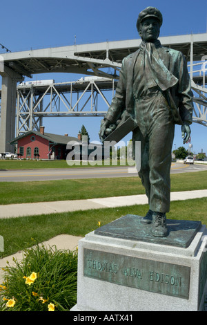 Statue de jeune Thomas Edison par l'eau bleue des ponts à Port Huron au Michigan Banque D'Images