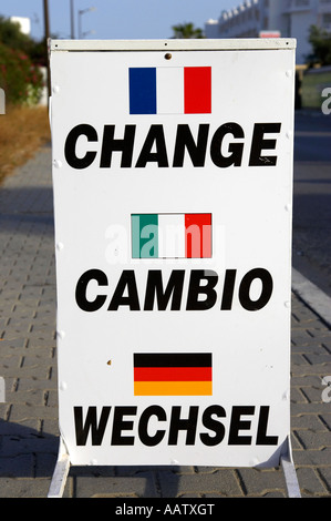 Changer de cambio wechsel tourist service de change signe avec drapeaux nationaux Hammamet Tunisie Banque D'Images