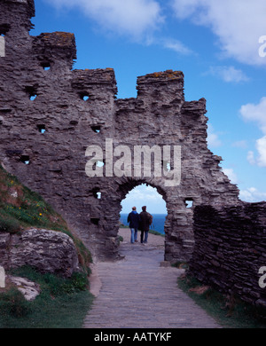 Les touristes visiter les vestiges de la ruine du château normand sur l'île de Tintagel, Cornwall, UK Banque D'Images