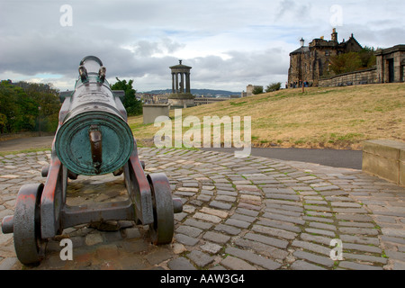 Cannon commémorative sur Calton Hill Edinburgh avec le Dugald Stewart Monument situé en face et une vue lointaine sur la ville Banque D'Images