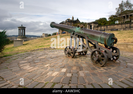 Cannon commémorative sur Calton Hill Edinburgh avec le Dugald Stewart Monument situé en face et une vue lointaine sur la ville Banque D'Images