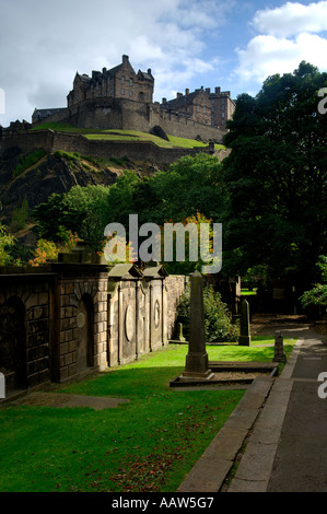 Le château d'édimbourg prises à partir de la base de l'église paroissiale de St Cuthberts kirk près de Princes Gardens Banque D'Images