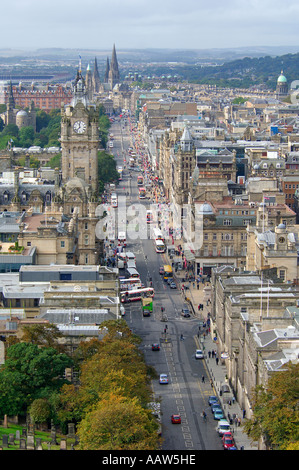 Vue sur toute la longueur de la rue Princes Street à Édimbourg, montrant le trafic et les piétons Banque D'Images