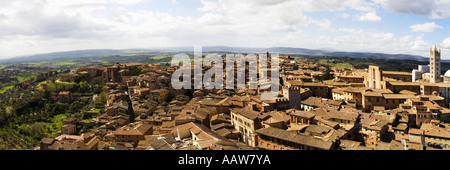 Vue panoramique de Sienne panorama de la Cathédrale clocher campanile et la ville de Torre del Mangia Toscane Italie Italia Europe Banque D'Images