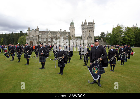 La Fanfare de Grampian sur la pelouse en face de la Queen's Royal le château de Balmoral, Aberdeenshire, Scotland, UK Banque D'Images